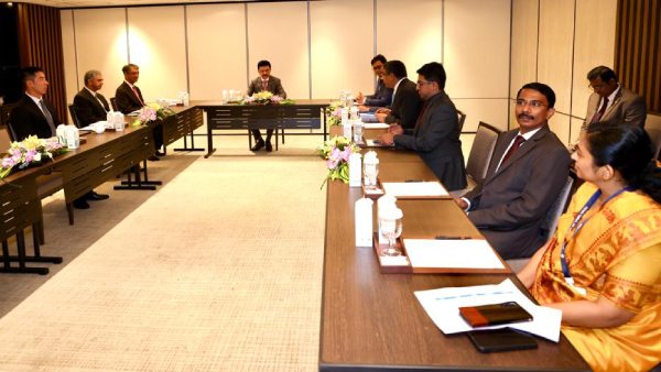 With whom did Tamil Nadu CM Stalin meet early in the morning at Singapore today?
