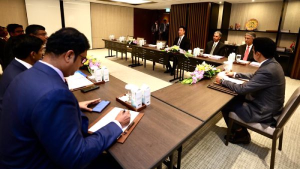 With whom did Tamil Nadu CM Stalin meet early in the morning at Singapore today?