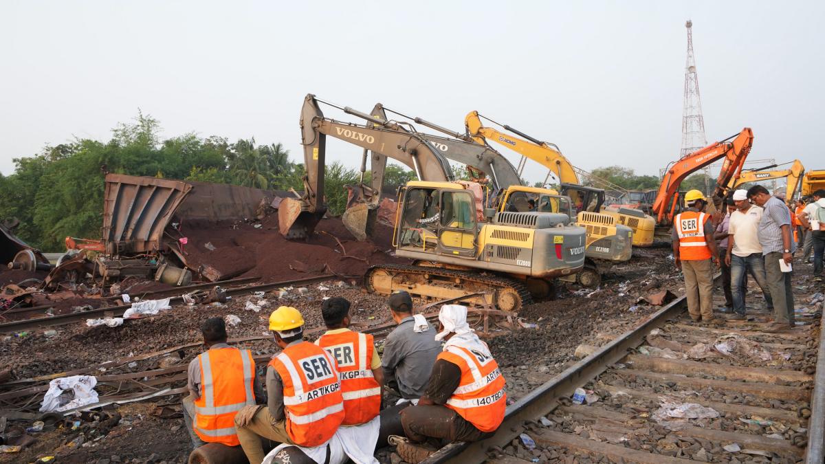 Odisha fire extinguish team explains about the tragedy of train accident Odisha fire extinguish team explains about the tragedy of train accident