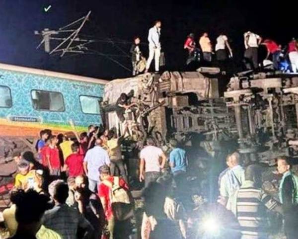 DMK observe a minutes silence for those who lost their lives in the Coromandel train accident. 