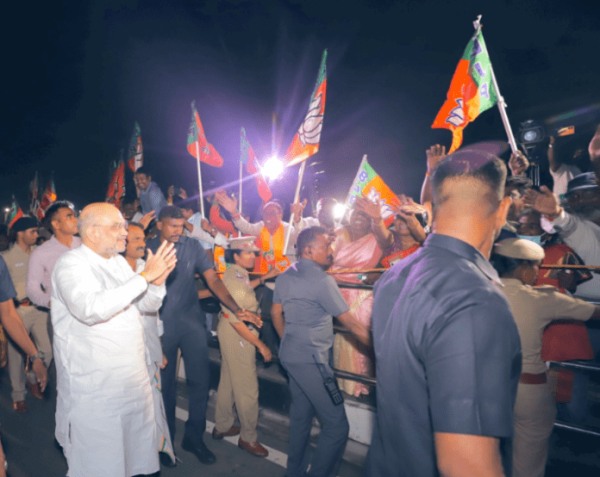 What was the reason behind the power cut while Amit Shah making road show outside Chennai airport ? 