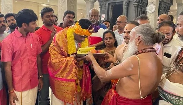 BJP Tamilnadu state president Annamalai visits london murugan temple 