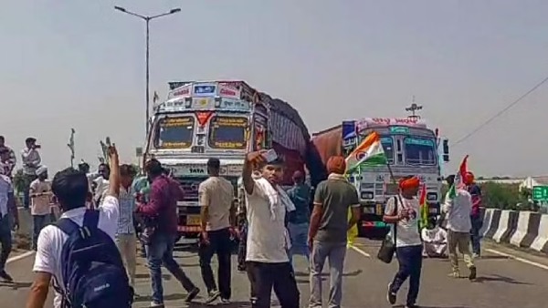 Farmers protest by blocking national highway in Haryana demanding procurement of sunflower seeds at minimum support price Farmers protest by blocking national highway in Haryana demanding procurement of sunflower seeds at minimum support price