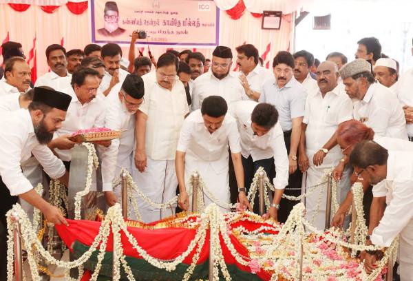 Udhayanidhi stood hesitantly at Kaithe Millat Memorial! Dayanidhi held his hand and pulled him first row! 