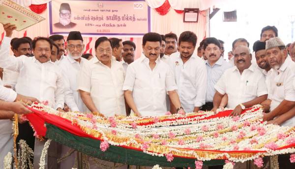 Udhayanidhi stood hesitantly at Kaithe Millat Memorial! Dayanidhi held his hand and pulled him first row! 