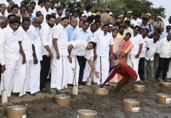 Minister Ranipet Gandhi gave a certificate of appreciation to Minsiter Mathiventhan 