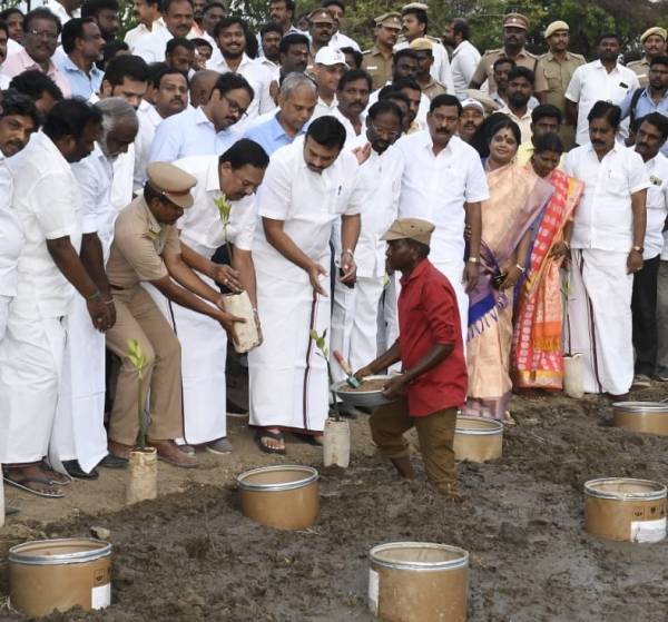 Minister Ranipet Gandhi gave a certificate of appreciation to Minsiter Mathiventhan 