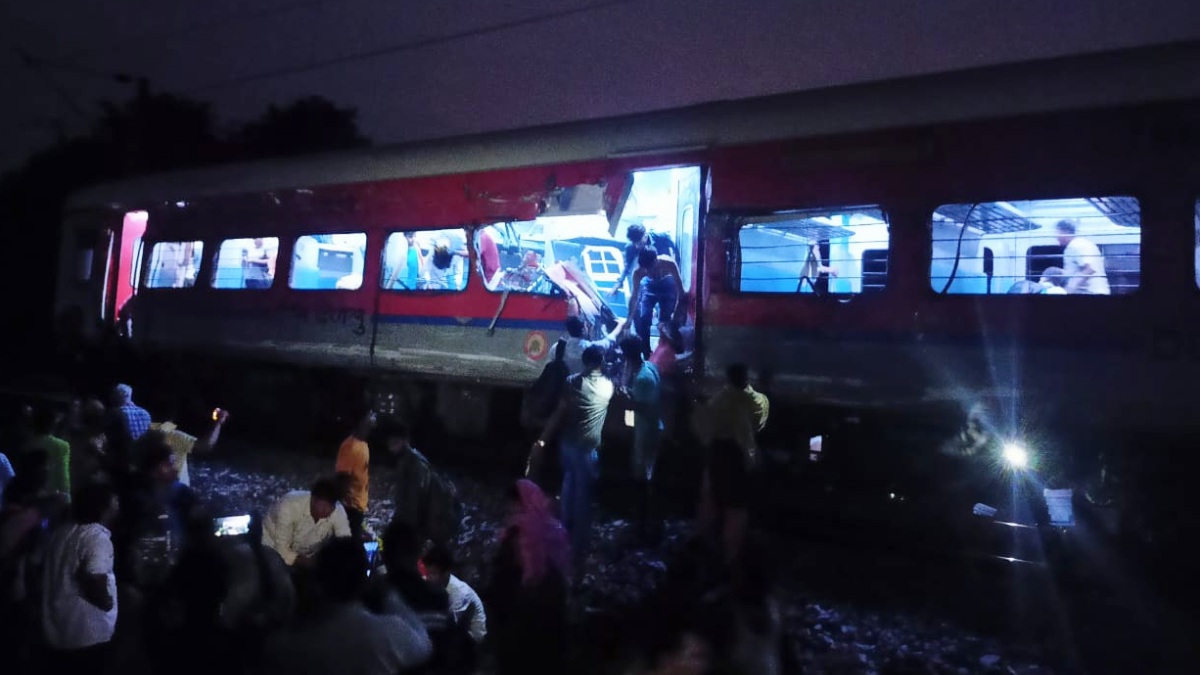 Around 200 passengers are trapped in Coramandel express train: Tamilnadu cm stalin speak with Odisha cm