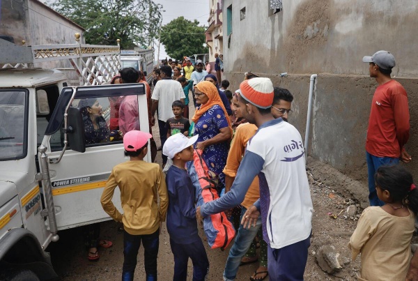 Biparjoy to make landfall between Mandvi and Karachi on 15th June: heavy rains to occur in kachch 