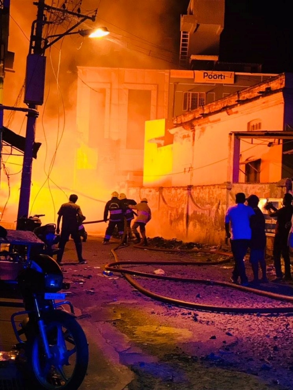 Terrible fire accident in tirupur baniyan market: 50+ shops are completely gutted 