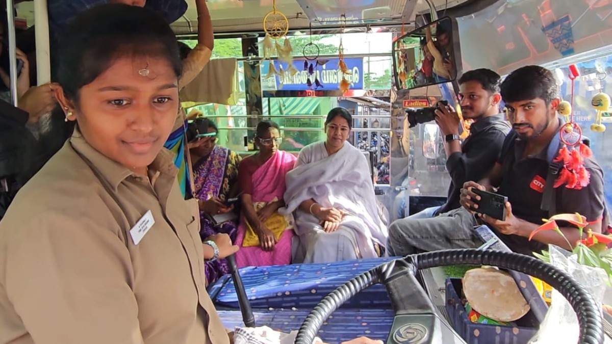 Kanimozhi MP traveled in a town bus driven by female driver Sharmila and discussed with him