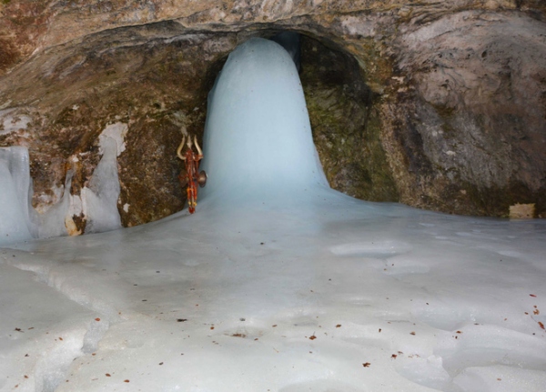 Amarnath Yatra begins from today Devotees travel to visit Snow siva lingam 