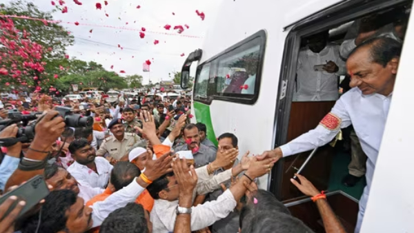 600 cars lined up for 6 km behind Telangana Chief Minister KCR in Maharashtra 