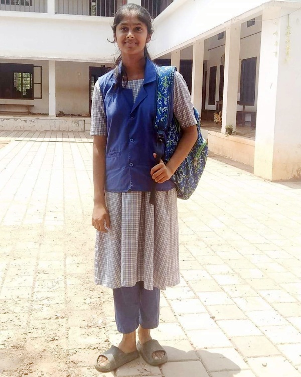  Kerala school girl sang song for poor women who singing at road for money 