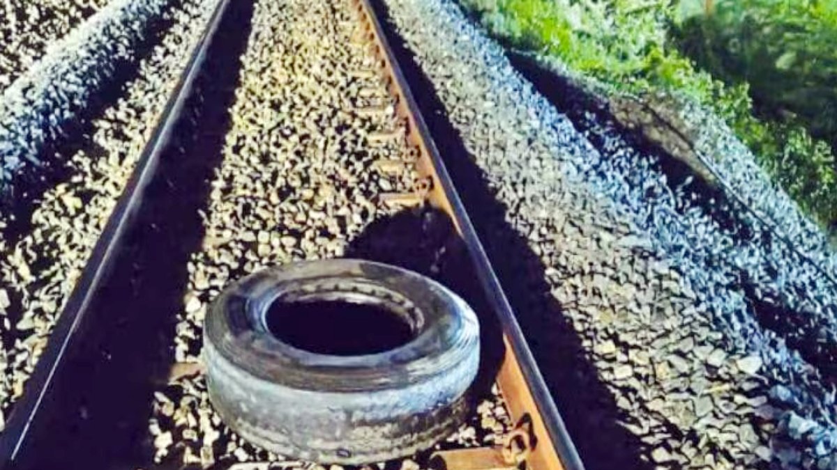 8 people arrested in the case of 2 lorry tires being placed on railway tracks near Trichy 8 people arrested in the case of 2 lorry tires being placed on railway tracks near Trichy