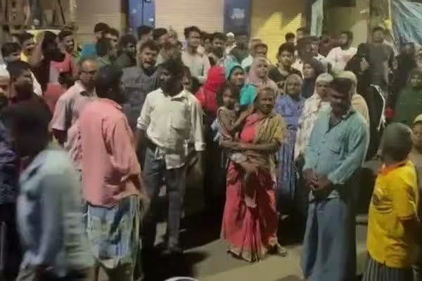 did Valarmathi come to Alandur EB office and What happened at Alandur Electricity Office 