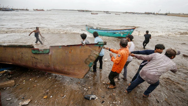 Chennai MET alert fisherman due to hurricane and said possibility of rain in Tamilnadu Chennai MET alert fisherman due to hurricane and said possibility of rain in Tamilnadu