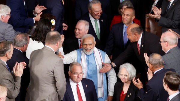 US lawmakers rushed to take PM Modi autograph and click selfies with him 
