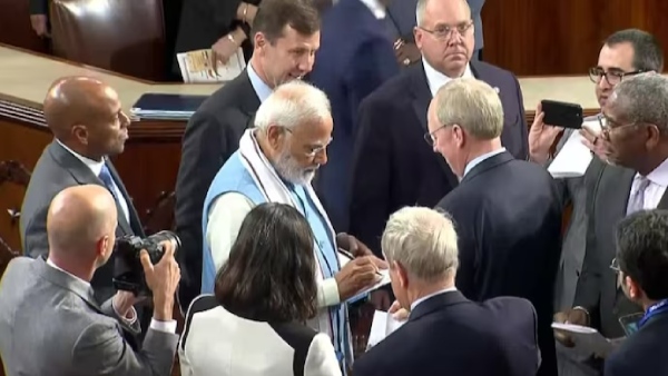 US lawmakers rushed to take PM Modi autograph and click selfies with him 