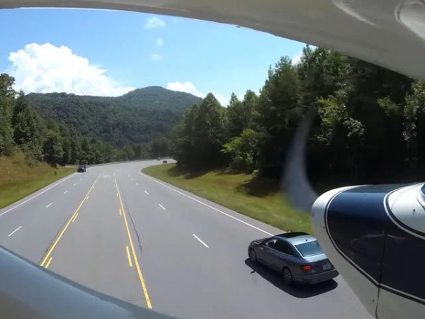 plane made an emergency landing on a busy 4-lane highway- video is circulating again on the Internet 