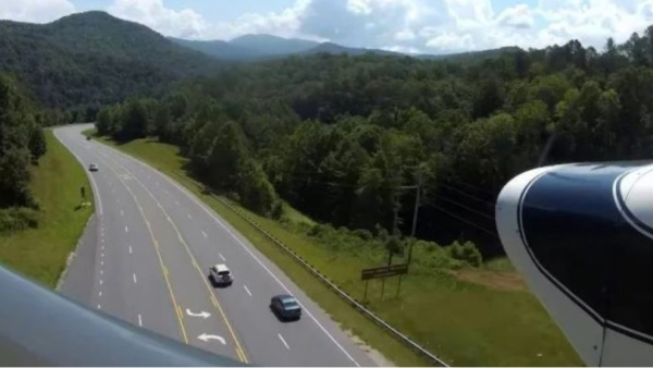 plane made an emergency landing on a busy 4-lane highway- video is circulating again on the Internet 