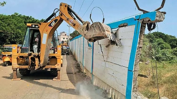 How did the Chennai Corporation authorities recover 80 crore rupees government land in Manali? How did the Chennai Corporation authorities recover 80 crore rupees government land in Manali?