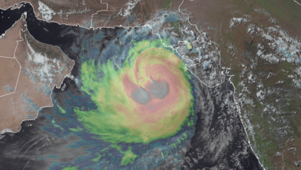 Biparjoy to make landfall between Mandvi and Karachi on 15th June: heavy rains to occur in kachch 