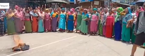 Manipur: Prime Minister Modis Mann Ki Baat boycotted- Radio Sets burnt Manipur: Prime Minister Modis Mann Ki Baat boycotted- Radio Sets burnt