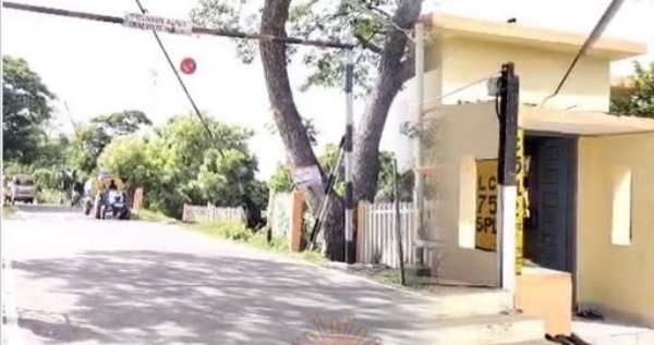 chengalpattu Public scolded the gate keeper for locking the railway gate and sleeping in room 