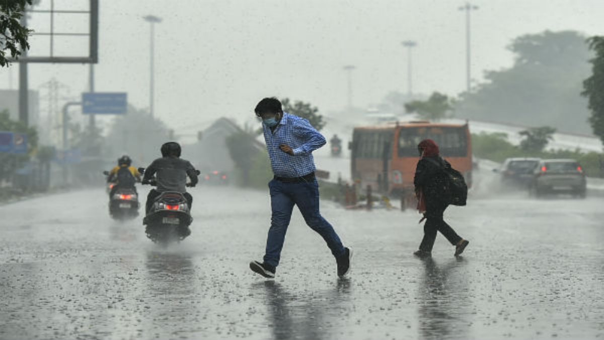 Heavy rain lashes in most of the places in Chennai Heavy rain lashes in most of the places in Chennai