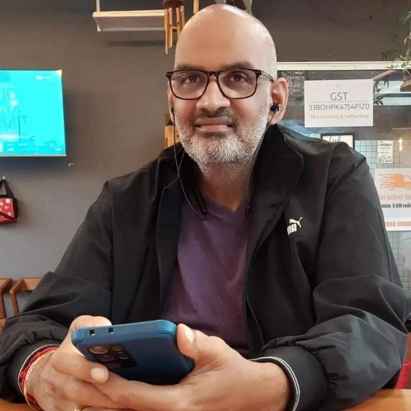 How did police arrest RSS Saravana Prasad after he comes back from foreign? How did police arrest RSS Saravana Prasad after he comes back from foreign?