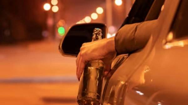 Man gets drunk with stranger who drives off with his car