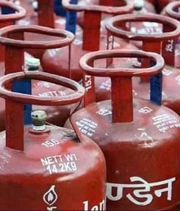 LPG gas Cylinder and ration card distribution works are being speedily carried out by the Tamil Nadu gov 