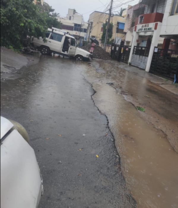 The entire Madipakkam of Chennai has become so bad that vehicles cannot drive due to chennai rains 