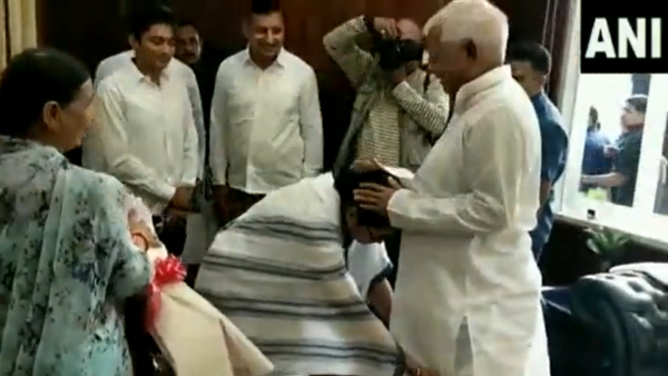Ahead of tomorrows Opposition meeting, West Bengal CM Mamata Banerjee met Lalu Yadav and fell down his feet 