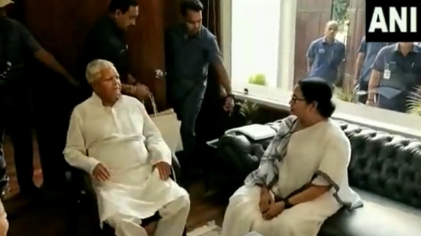 Ahead of tomorrows Opposition meeting, West Bengal CM Mamata Banerjee met Lalu Yadav and fell down his feet 