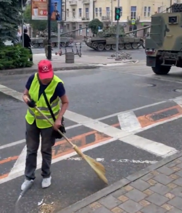  Netizen amazed to see a Man continues to clean street amid military activity
