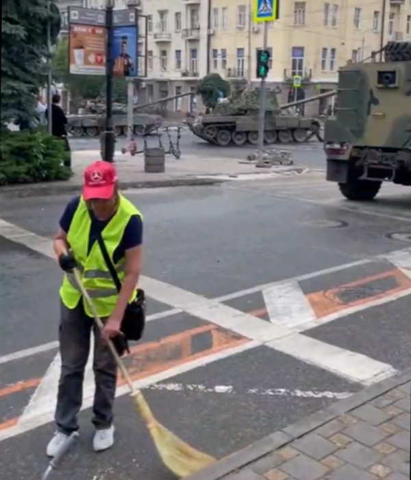  Netizen amazed to see a Man continues to clean street amid military activity