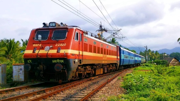 The loco pilot got down after suddenly stopping the train between Coimbatore and Palakkad 
