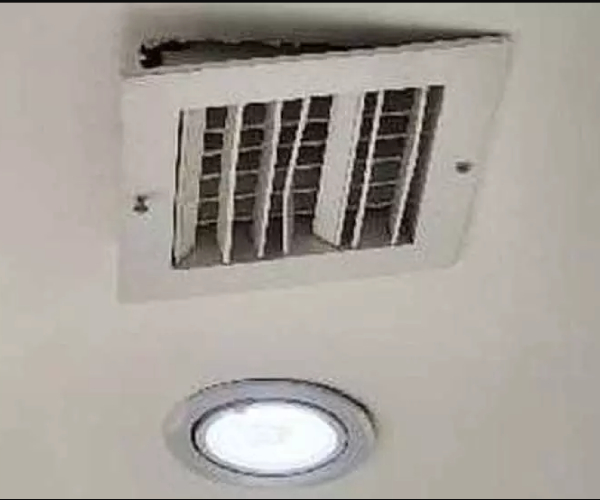 Camera cellphone hidden in the trail room of a textile shop near Thirukovilur -customers are shocked Camera cellphone hidden in the trail room of a textile shop near Thirukovilur -customers are shocked