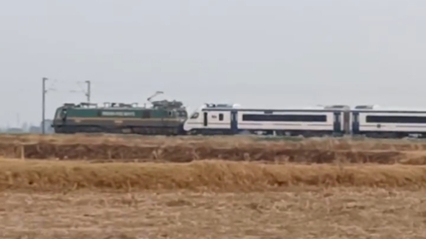 Vande Bharat Video: The engine of normal train pulling Vande Bharat, Railway also had to give statement 