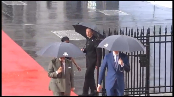  Netizens trolled Pakistan Prime minister Shehbaz Sharif for taking umbrella from female usher