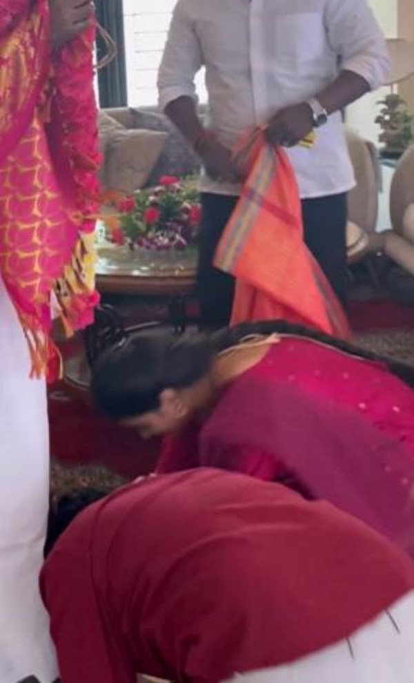  Singer Snekan and his wife Kanika met and blessed Ilayaraja on his birthday 