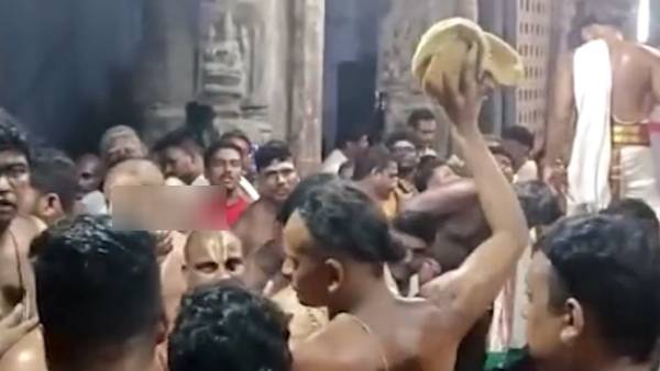Temple Prasadam Dosai Vadakalai Thenkalai issue continues in Kanchipuram Varatharaja perumal temple 