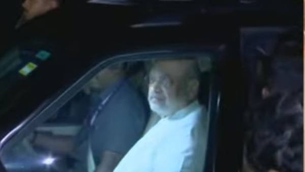 BJP block Chennai roads to condemn the Power cut at the time of Amit shah arrival BJP block Chennai roads to condemn the Power cut at the time of Amit shah arrival