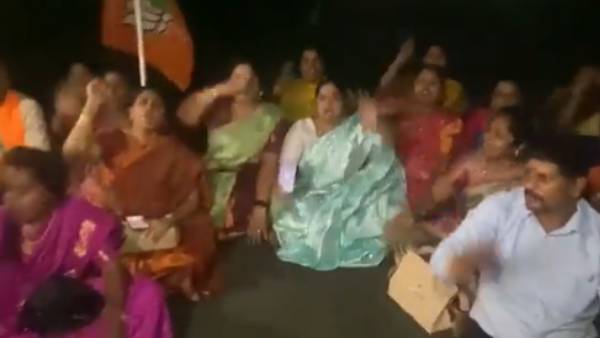 BJP block Chennai roads to condemn the Power cut at the time of Amit shah arrival BJP block Chennai roads to condemn the Power cut at the time of Amit shah arrival