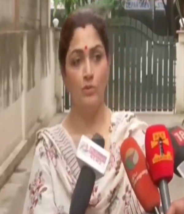 Padma Priya attacks khushbu sundar : Please behave and stop playing fool with your Pseudo Feminism 