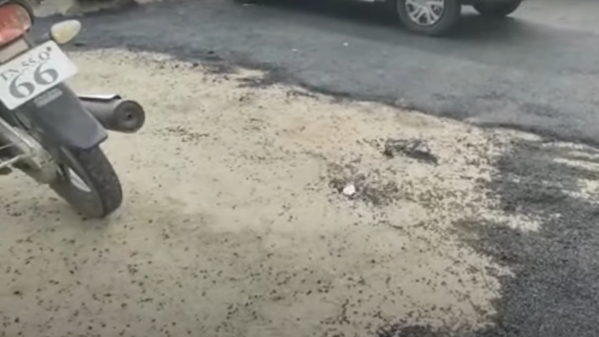 Pudukottai, contractor left the place where the car parked and constructed the road at other places Pudukottai, contractor left the place where the car parked and constructed the road at other places