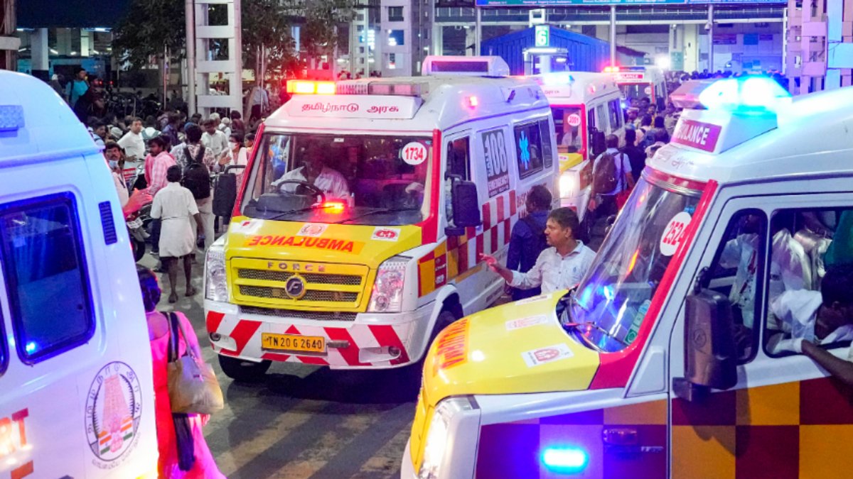 TN Government ready with 30 medical teams and officials in chennai central for pick Odisha train accident passengers 