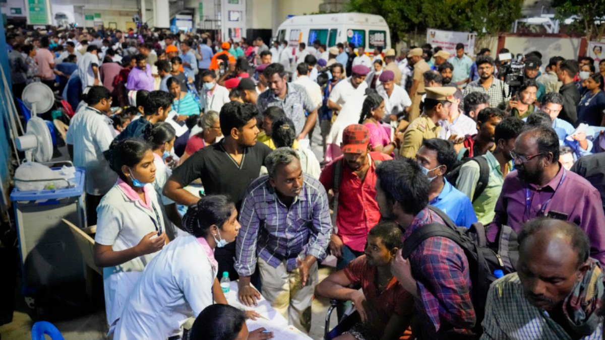 TN Government ready with 30 medical teams and officials in chennai central for pick Odisha train accident passengers 